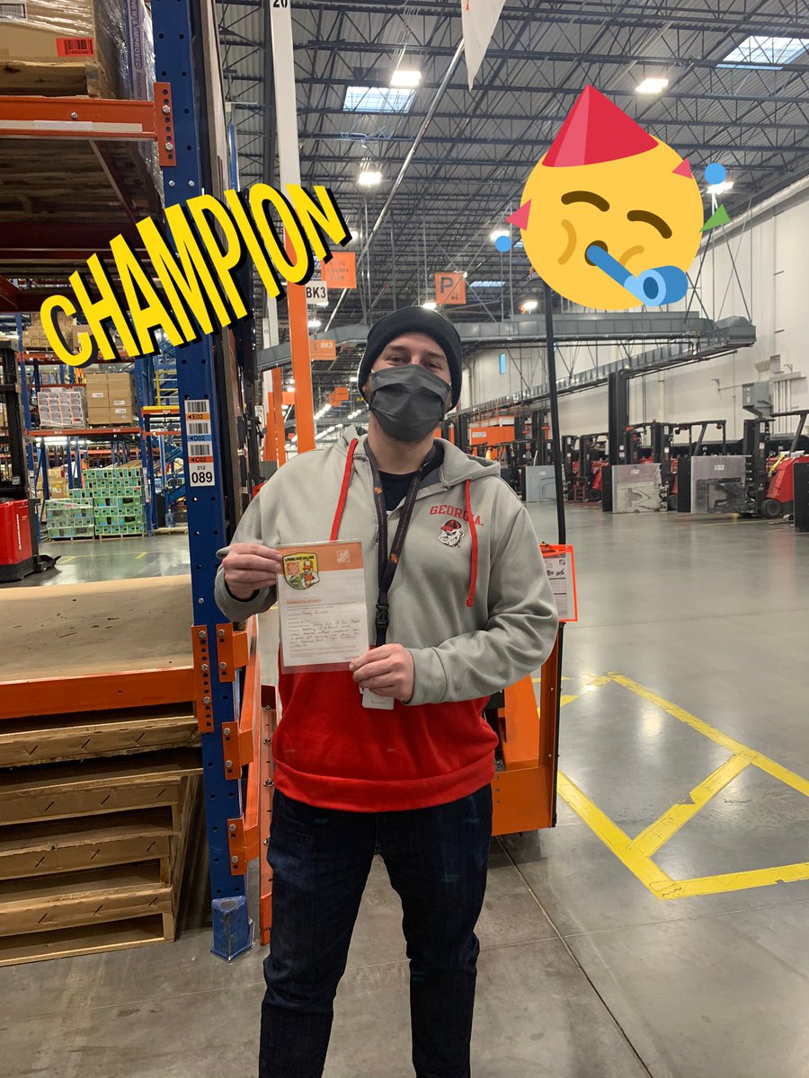 ShannonDunnCol1's tweet image. Congratulations to Phil for his Homer Award, Taking care of our people. Keep up the great work. #Flowteam #DFC6777 @TheGroveDFC @PhilipBurnette @JShalena1