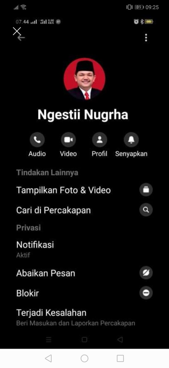 Hati-hati peretawasan Whatsapp! Akun WA Ibu saya diretas sejak Sabtu (27/2) dan belum bisa login sampai skrg. Pelaku bersembunyi dibalik akun palsu a.n. Bupati Kab. Semarang, Ngesti Nugraha di Facebook.