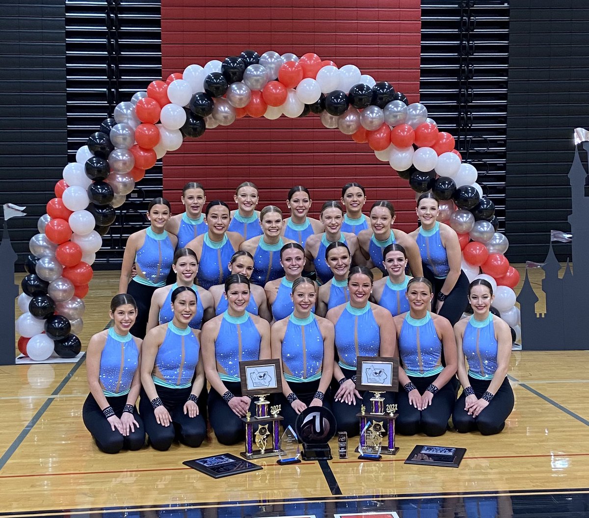 LMHS_Athletics's tweet photo. This team is simply amazing! You ladies rocked your jazz routine! Looking forward to Thursday Pom routine! @LinnMarPoms #proudAD https://t.co/fStiLtz7sP