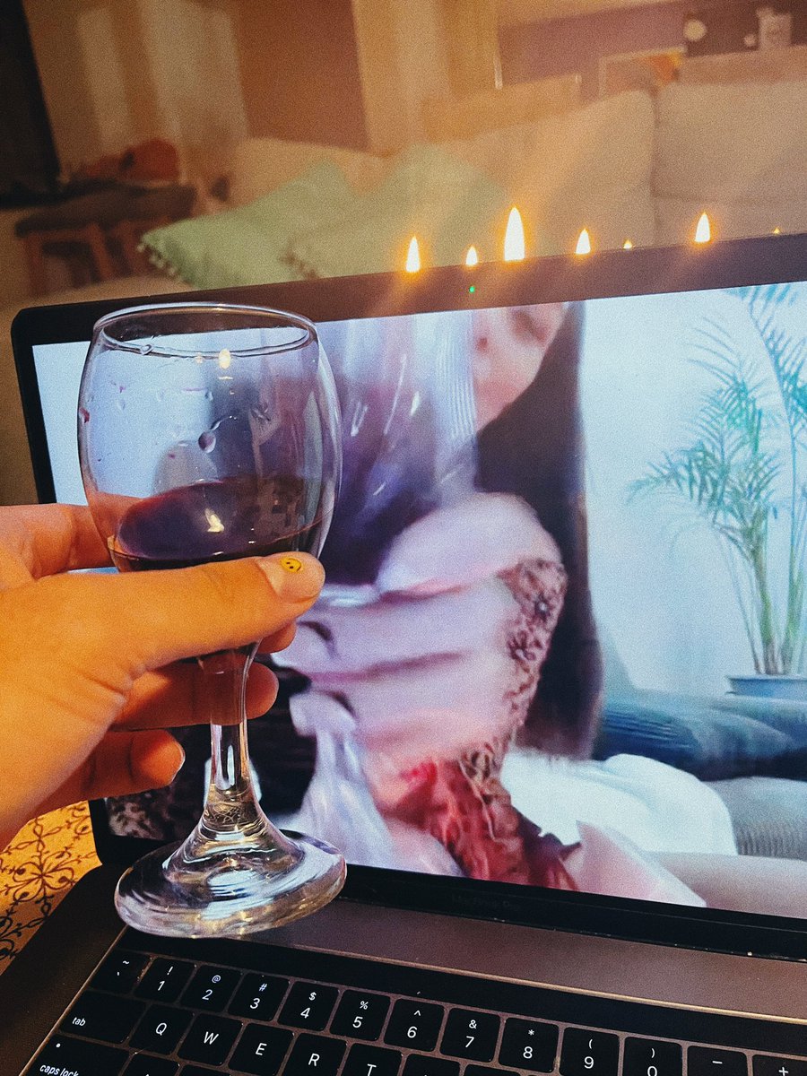 villalobossebas's tweet photo. Mi novia y yo estamos cumpliendo mes. Yo estoy en colombia y ella méxico, pero esta noche la invité a cenar, tomar vino y reírnos un ratico. 
Juntos en la distancia. https://t.co/eFXSgkRVIi