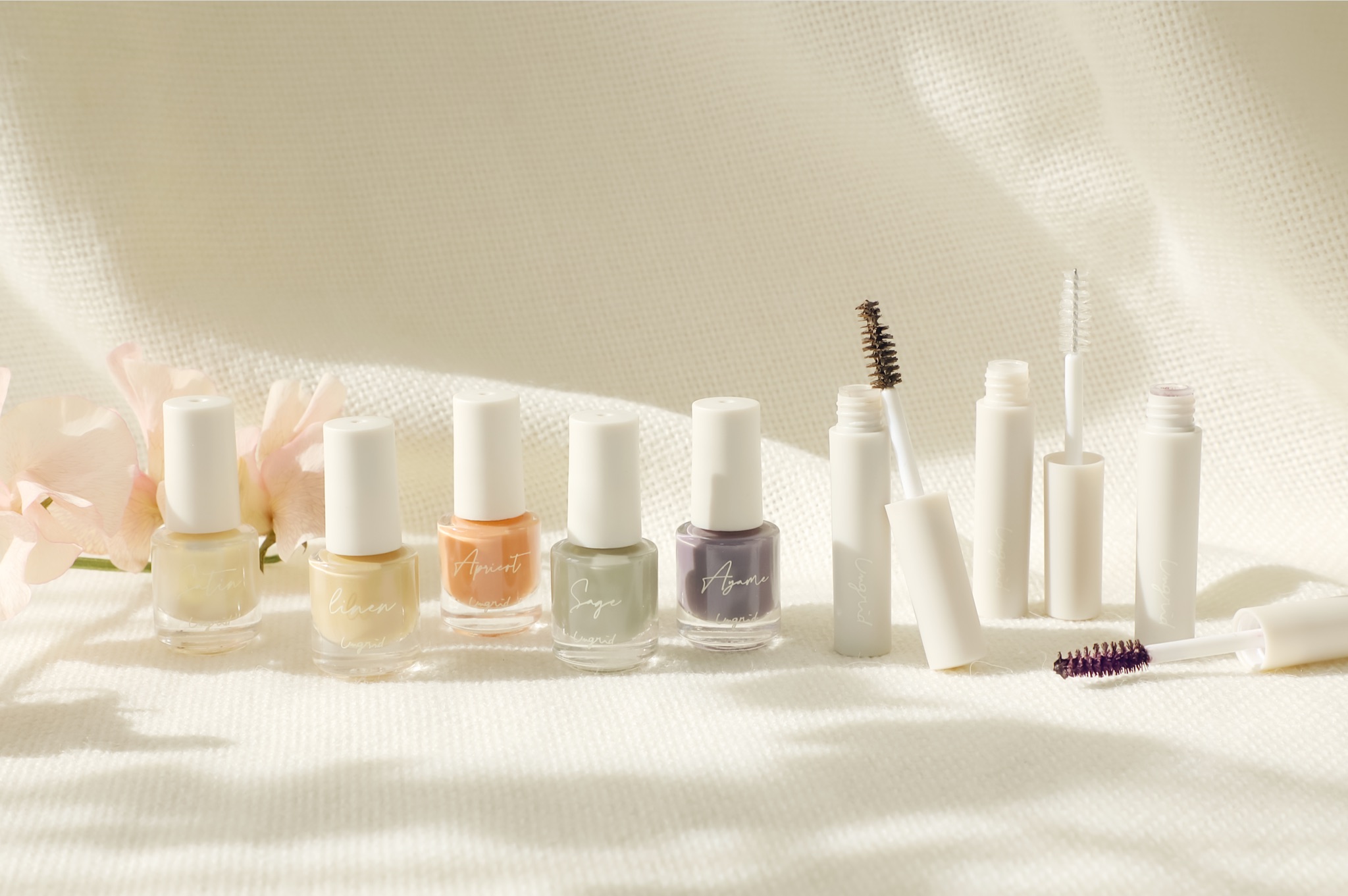 Gina Official 最新号付録情報解禁 3月8日発売 Gina Spring の特別付録は Ungrid 大人のシャーベットカラーコスメ8色set 絶妙なくすみ具合でどの色を組み合わせてもうまくいくネイルカラー5色にカラーマスカラ2本 さらにクリアマスカラ1本も付い