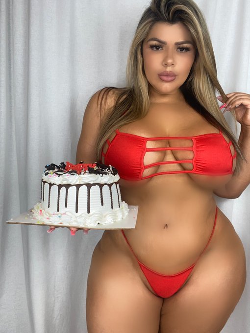 1 pic. So who wants cake? 🎂 🎂🎂 hiit that ⛓ to my site 🔼 https://t.co/EhcfxM3lIc