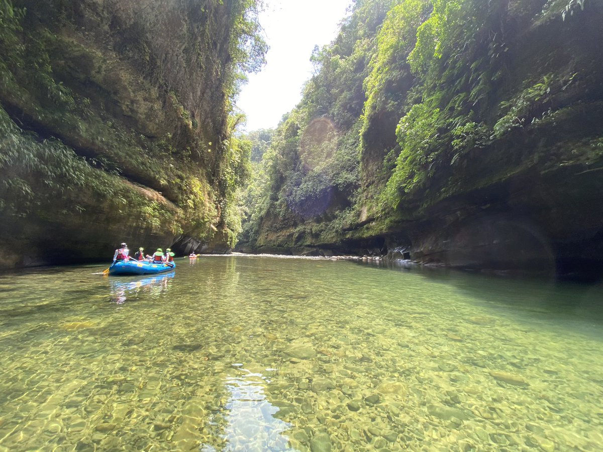 EnriquePenalosa's tweet photo. El fin de semana disfruté de nuevo de los espectaculares cañones, vegetación mágica y aguas transparentes de los ríos Güéjar y Cafre, en Mesetas, Meta. Los beneficios del Acuerdo de Paz. ¡Colombia hermosa! https://t.co/SPuz9H10NX
