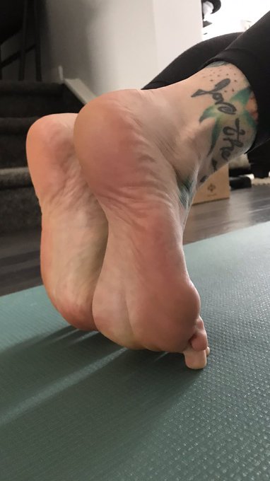 2 pic. Now, take a long, deep breath in 😌
More Yoga feet on OF 🧘‍♀️
https://t.co/yJTIxvPPMa

#yogafeet