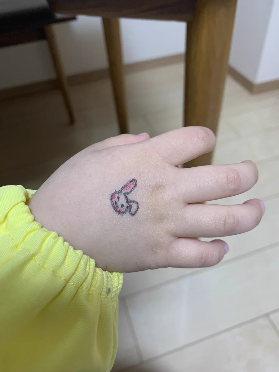 登園拒否の娘があっさり行けるようになった理由！手の甲に描いたウサギやクマが可愛い！！