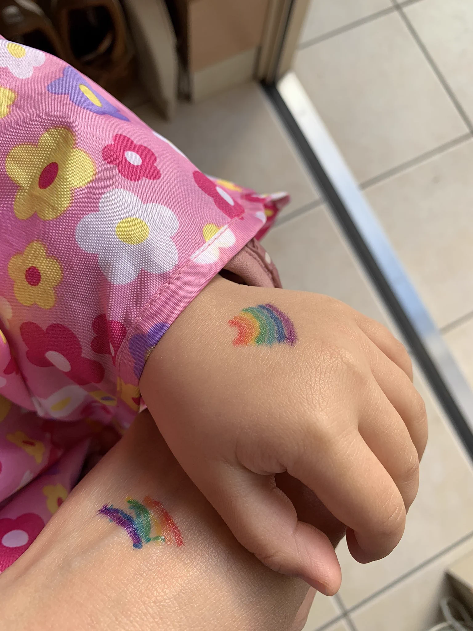 登園拒否の娘があっさり行けるようになった理由！手の甲に描いたウサギやクマが可愛い！！