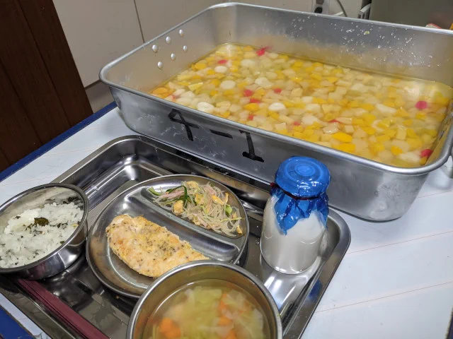 子供の頃の夢を実現？給食バットを購入して給食を独り占めwww