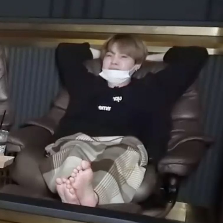 Genesis_jls's tweet photo. @bamtseokjin_ Pues vaya que ofertón 💜💜💜 https://t.co/5teQ7QbX2Q
