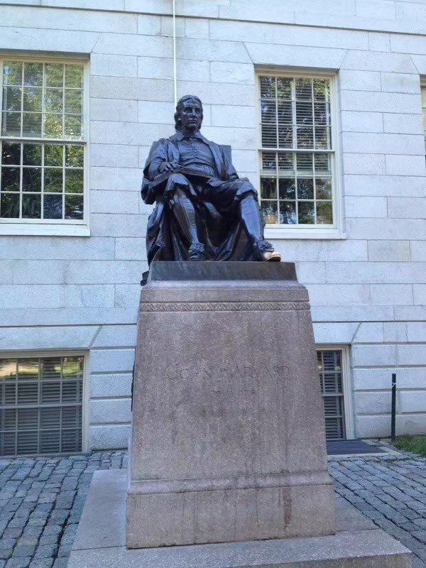 Yayi 哈佛校园一角 座落着一尊令人尊敬的雕像 他是约翰 哈佛牧师的雕像 置于他膝上的是一本巨大的圣经 和许多美国早期大学一样 哈佛校训取自圣经经文 即追求基督及基督教真理