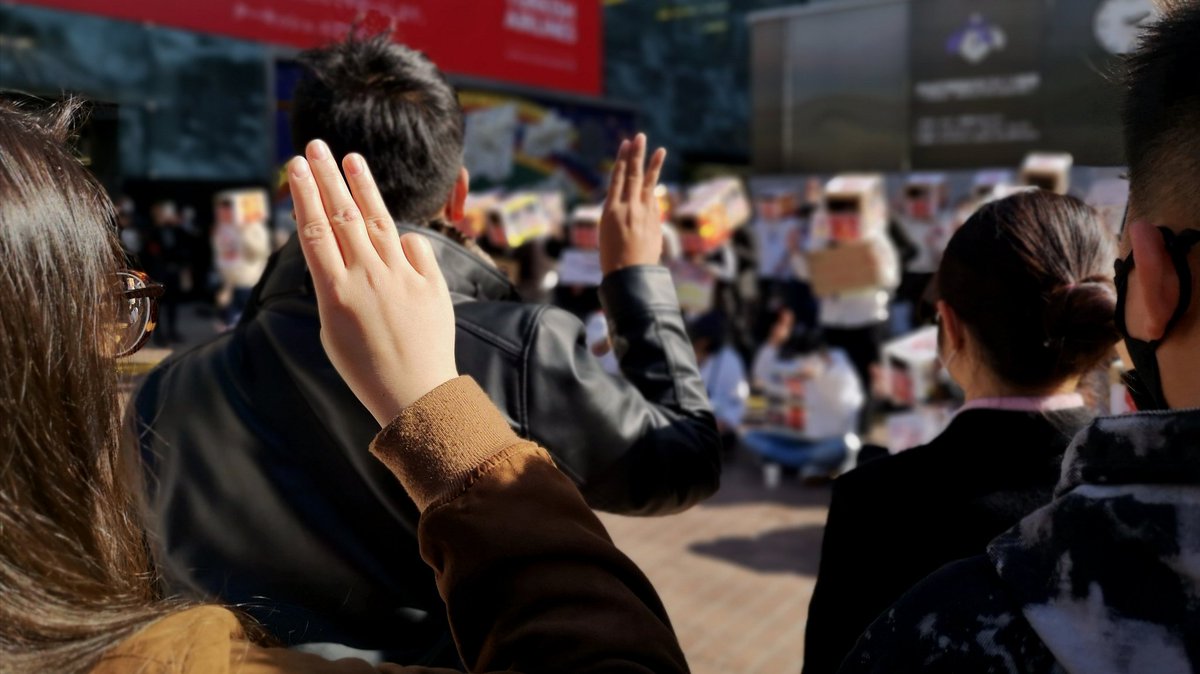 【#2021RevolutionTokyoMM】
手前の三本指を立てている人たちは、参加者ではなくたまたま通りかかって足を止めて連帯の意思を示した人たち。そういう人、多かった。日本政府や国際社会も、どうか圧力や反対の声、上げてほしい。
#MilkTeaAlliance #SaveMyanmar #HereTheVoiceOfMyanmar #Feb28Coup 🇲🇲