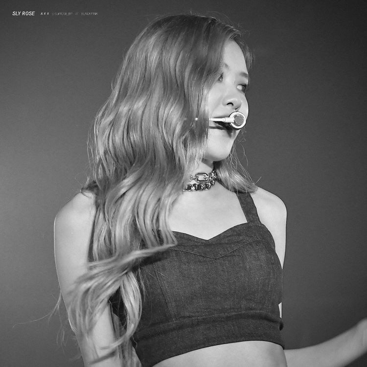 hourly rosé tweet media