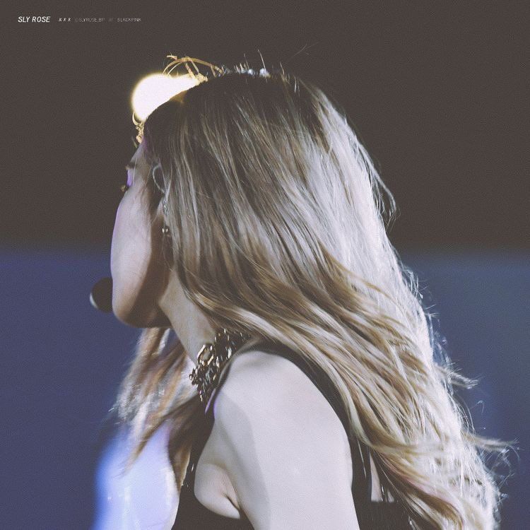 hourly rosé tweet media