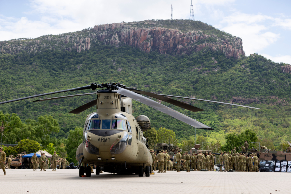 DefenceAust's tweet photo. #AusArmy flexin'. ๐ช Units across the Army came together earlier this month, to display their advanced and diverse range of equipment whichย facilitates the combined arms warfighting effect at Lavarack Barracks. ๐ ๐: https://t.co/1eNQqrbTKr #2020DSU #ShapeDeterRespond #Readiness https://t.co/Gy0CLqSwU6