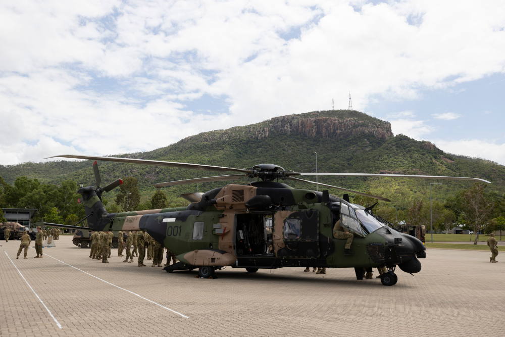 DefenceAust's tweet photo. #AusArmy flexin'. ๐ช Units across the Army came together earlier this month, to display their advanced and diverse range of equipment whichย facilitates the combined arms warfighting effect at Lavarack Barracks. ๐ ๐: https://t.co/1eNQqrbTKr #2020DSU #ShapeDeterRespond #Readiness https://t.co/Gy0CLqSwU6