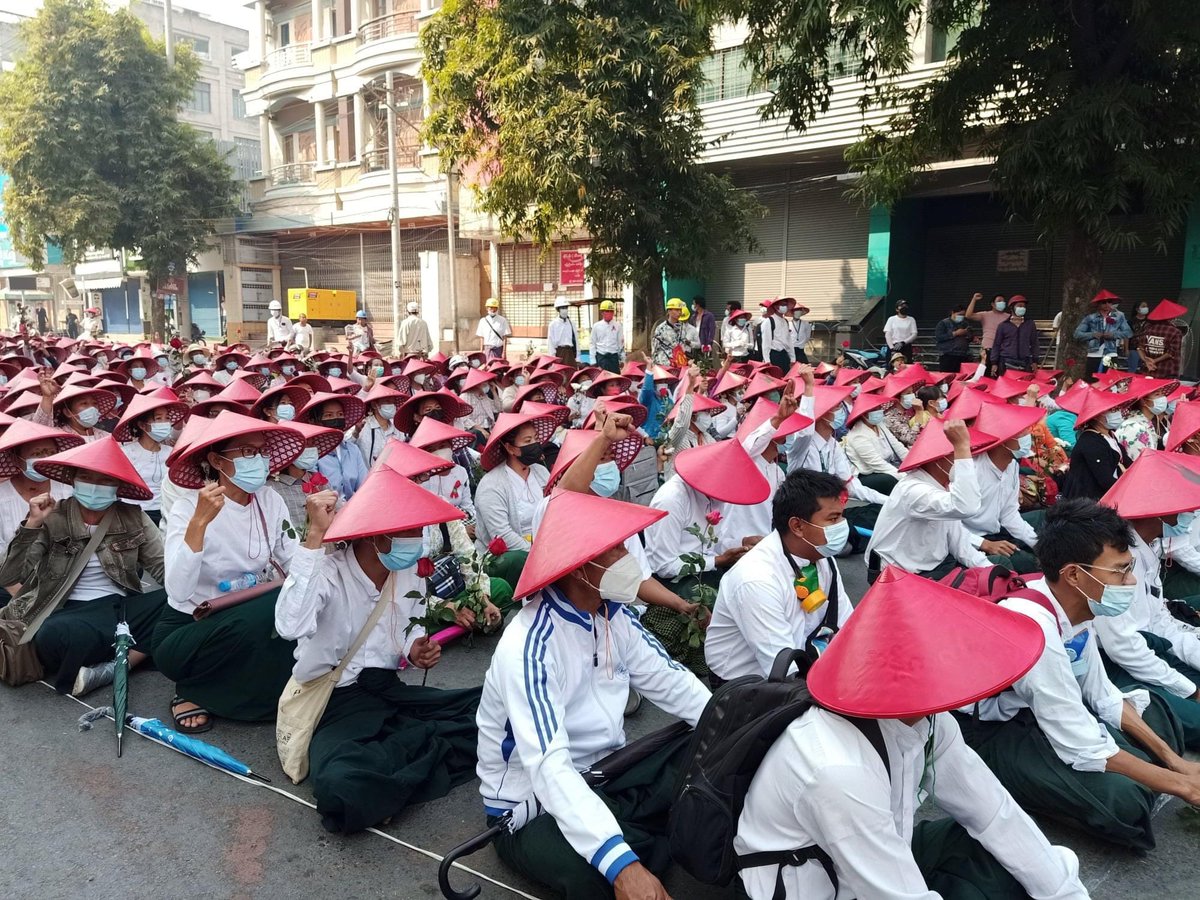 na_gyi's tweet image. 03.03.2021! Teachers from Mandalay protesting against the coup today! #WhatsHappeningInMyanmar #HearTheVoiceOfMyanmar #Myanmarcoup #MilkTeaAllianceMyanmar