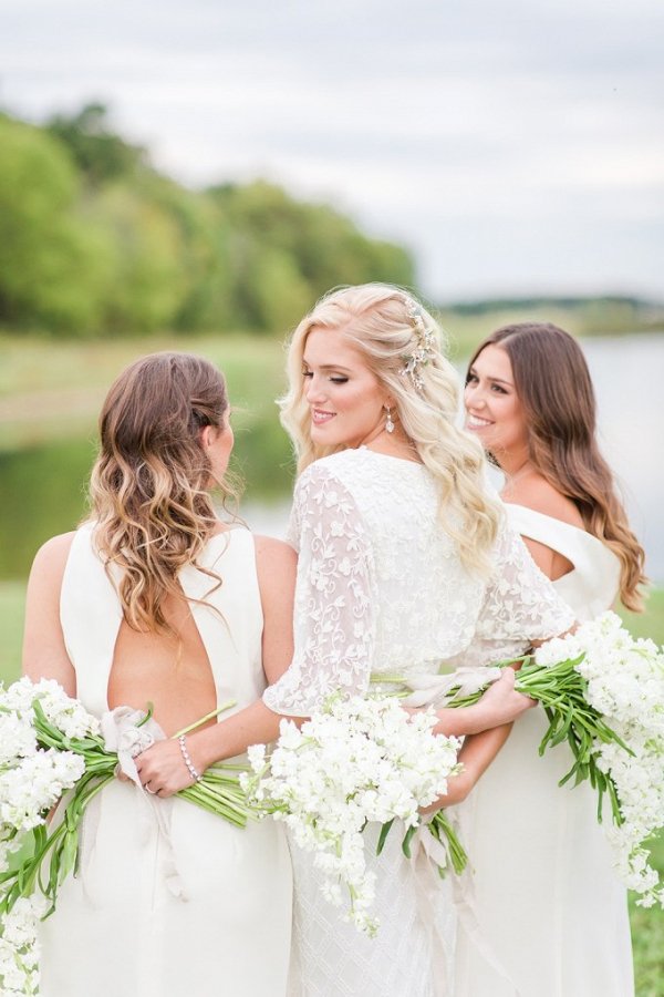 Loving the details in this Eclectic Coastal Wedding Ideas on <a href="/GlamandGraceWed/">Megan</a> captured by #MichelleJoyPhotography aislesociety.com/post/east-coas…