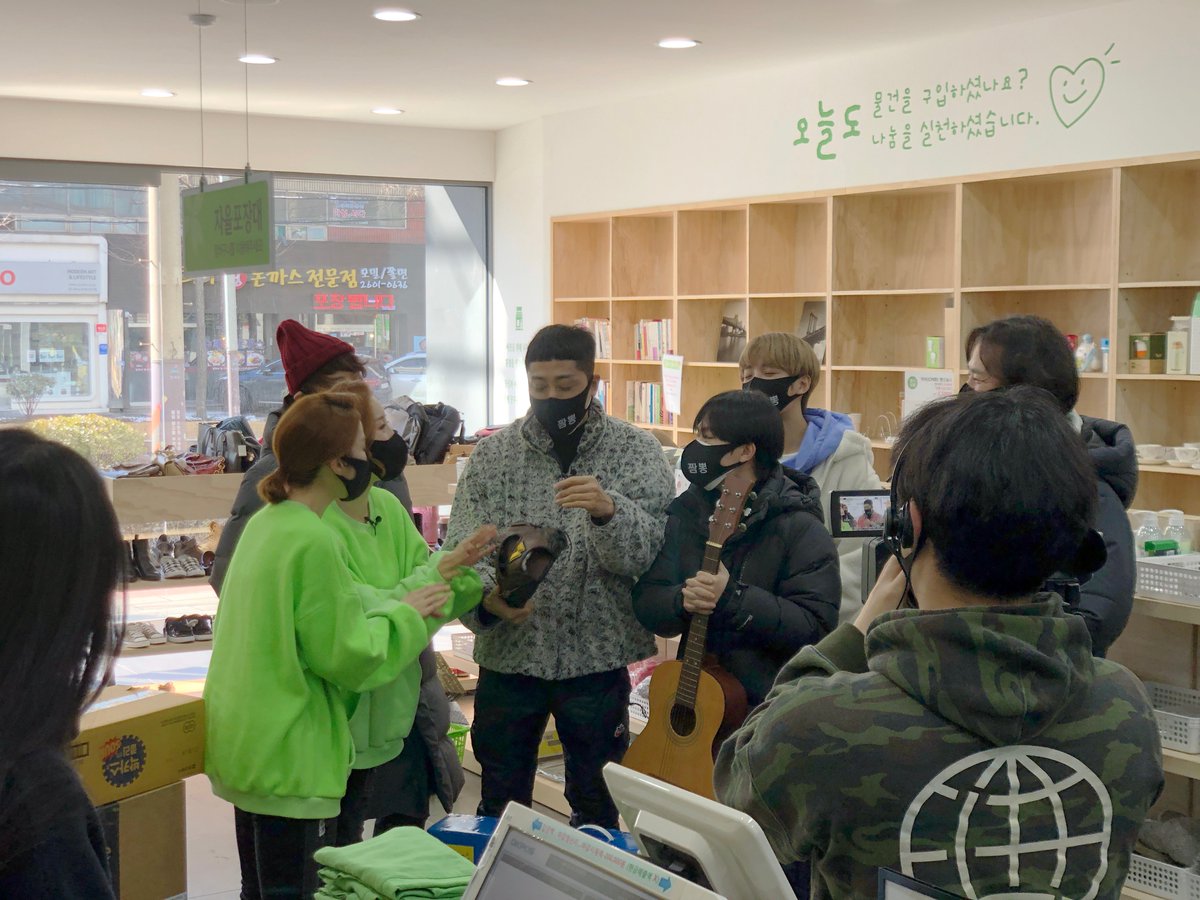beautifulstore's tweet photo. 아름다운가게에
트롯파이터 여러분들이 와주셨어요:)

매장 봉사와 함께
소중한 물품도 기부해주셨습니다
⠀
좋은 일에 참여해주신
트롯파이터 여러분을 항상 응원합니다❤

#아름다운가게 #트롯파이터
#김창열 #손헌수 #김현민 #황민우 #선율 #김홍표 #윙크
⠀
이미지 출처 : MBN 트롯파이터 10회 https://t.co/5KytkrGdrJ