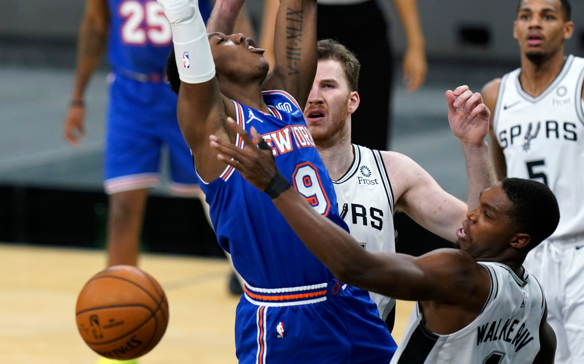 Derrick Rose less Knicks ripped by Spurs, fall back to .500