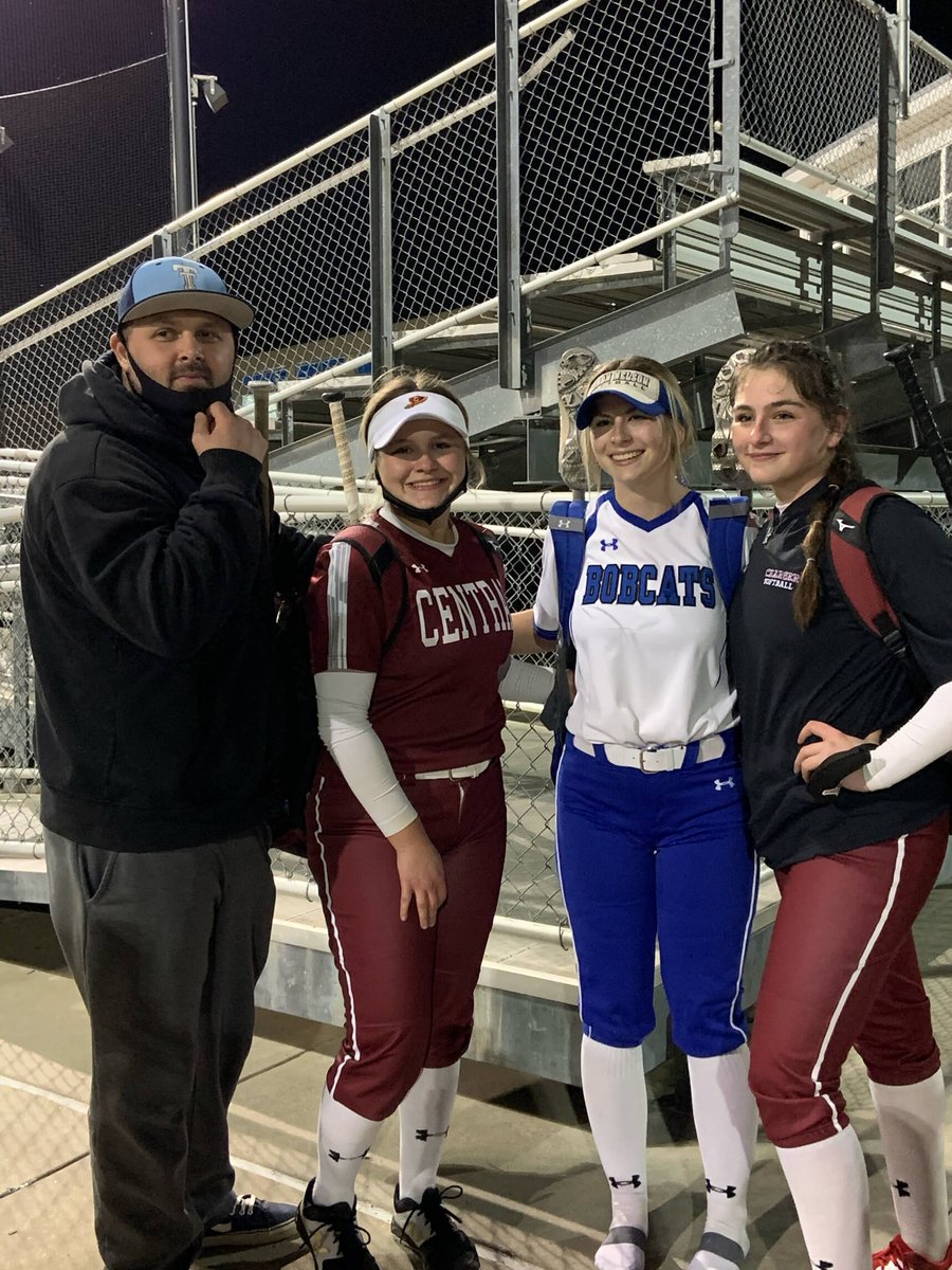 WHAT!!! Angie and Izzy Cornell with Lauren Wachowiak! Titans are everywhere!!!