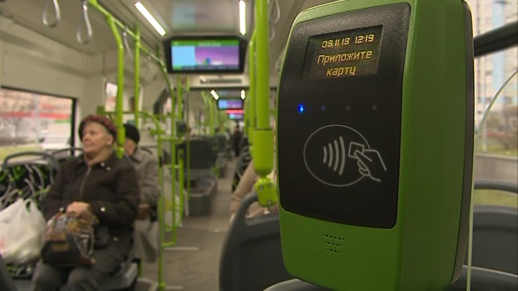 Правила оплаты в общественном транспорте. Терминал для оплаты в автобусе спб. Валидатор в автобусе. Как оплатить автобус в питере. Валидаторы в трамваях спб.
