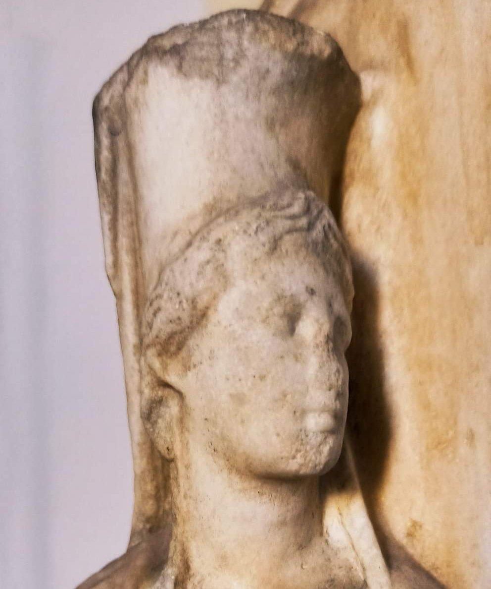 MuseoArcheoVene's tweet image. #DIFFICULTWORDS
KALATHOS is a female hat, whose shape comes from a basket made of willow rods which was used by women to store wool, fruits and spikes. It became the symbol of female work, abundance and fertility. 
m.facebook.com/story.php?stor…