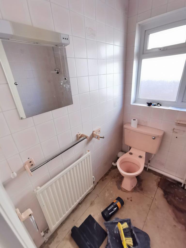 TheTapEndDesign's tweet photo. We miss getting out of the showroom to take #AfterPics of client projects, we are thankful to our recommend fitters for keeping us updated 📸
#BeforeAndAfter #BathroomReveal #BathroomDesign https://t.co/Z3XOt4vNBA