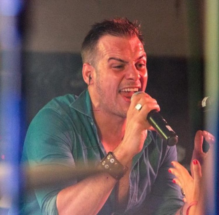 HoyesTitular's tweet photo. 🔴 Fallece en accidente de moto el cantante Álex Casademunt, exconcursante de OT, a los 39 años en Mataró, Barcelona. 

• Nuestro más sentido pésame 😞

#alexcasademunt #ot #operaciontriunfo #rip #dep #famosos #celebrity #actualidad #tragedia https://t.co/VIth04Aobx
