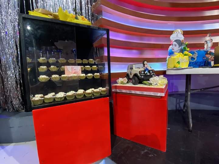 Grabe dami pa ring cakes...dami pa ring nagmamahal syo <a href="/mainedcm/">Maine Mendoza</a> 
#MaineAt26