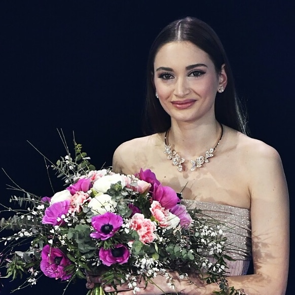 LaNostraSalute's tweet photo. #Sanremo2021. Sul palco dell'Ariston, nella prima serata del #Festival, anche Alessia #Bonari, l'#infermiera toscana 23enne diventata simbolo della lotta al #covid19 #coronavirus. La sua foto col viso segnato dalla mascherina fece il giro del mondo durante la prima ondata #covid https://t.co/du6m9UmMvt