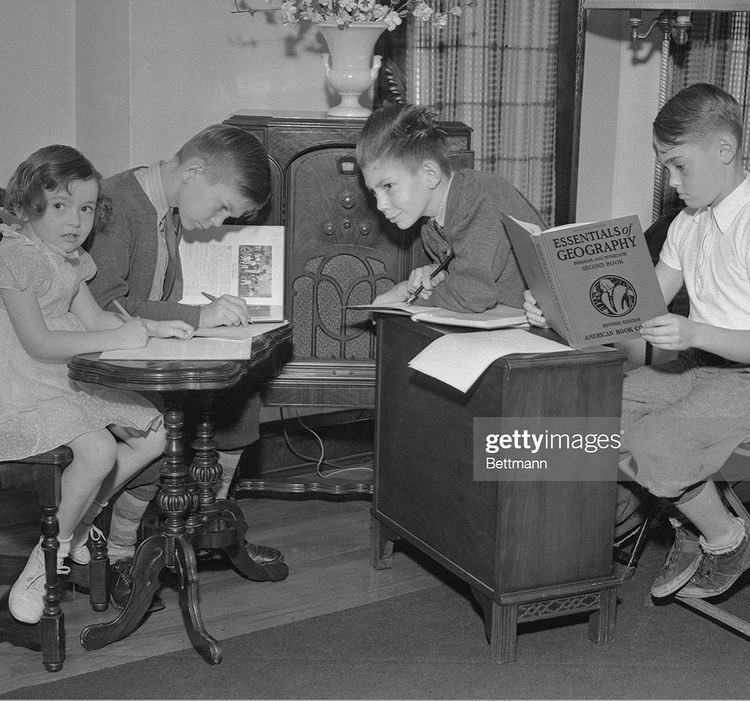 Students listening to a teacher over the radio whilst “online learning” during a polio epidemic in the 1930s.
That laggy Google Meet isn’t that bad... https://t.co/hCqUz7LzlZ