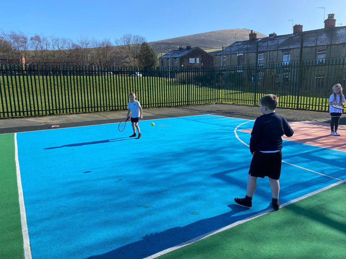 Micklehurst_A_S's tweet photo. Year 3 enjoying their tennis lesson with @hayley_simpson_ in the sunshine ☀️ 🎾 @active_tameside @tamesidessp https://t.co/OdjPgCX2eH