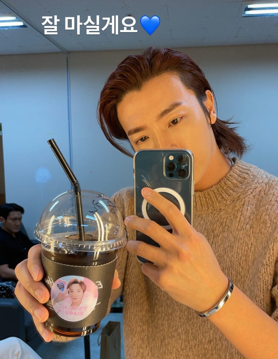 assan_0038's tweet photo. 🐯igｽﾄｰﾘｰ
ドンヘちゃんなりのパッションチームなのね💕
🐯『シオナいるでしょ👶
        トゥギひょんマークのコーヒー
         飲んでるでしょ👶
         パッションチームでしょ🎶』
って感じ⁉️
かわええ…
#Donghae
#Leeteuk
#siwon
#SUPERJUNIOR_TheRenaissance
#PassionateUnit https://t.co/vJN5BeWotC