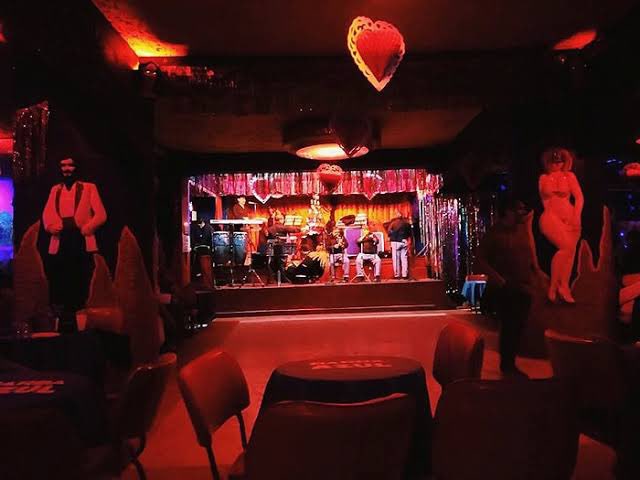 Que ganas de estar en el barba azul bailando una salsa en la multitud 🥺