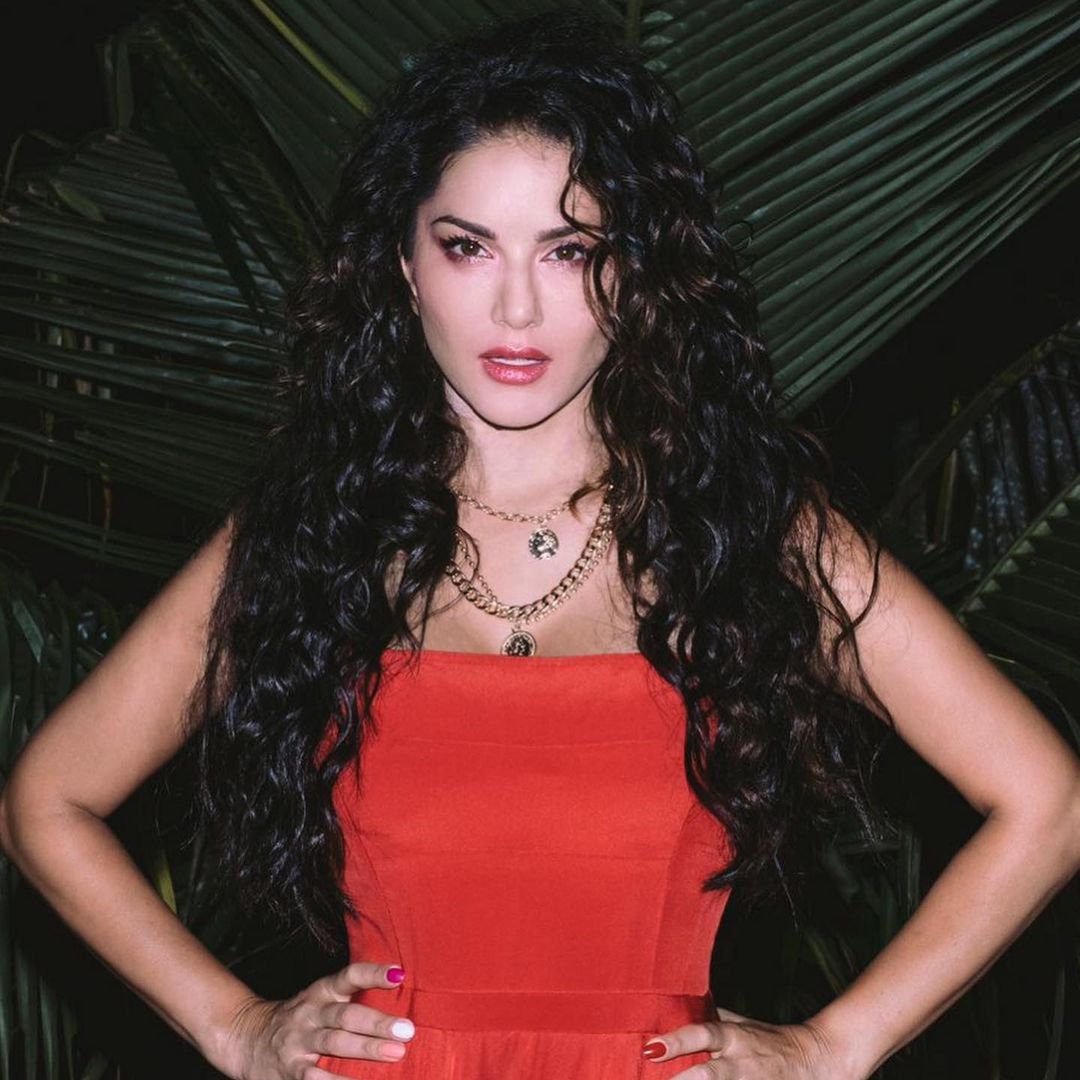 NEW DAY NEW LOOK❤️

Spotted <a href="/SunnyLeone/">Sunny Leone</a> adorned in #Bellofox bestseller 'Coin Layered Chain' for <a href="/MTVSplitsvilla/">MTV Splitsvilla</a> .
<a href="/MTVIndia/">MTV India</a> 
.
.
.
#necklace #accessories #Bollywood #Bollywoodactress #celebrities #celebritystyle #MTVSplitsvillaX3 #fashion #style #chain