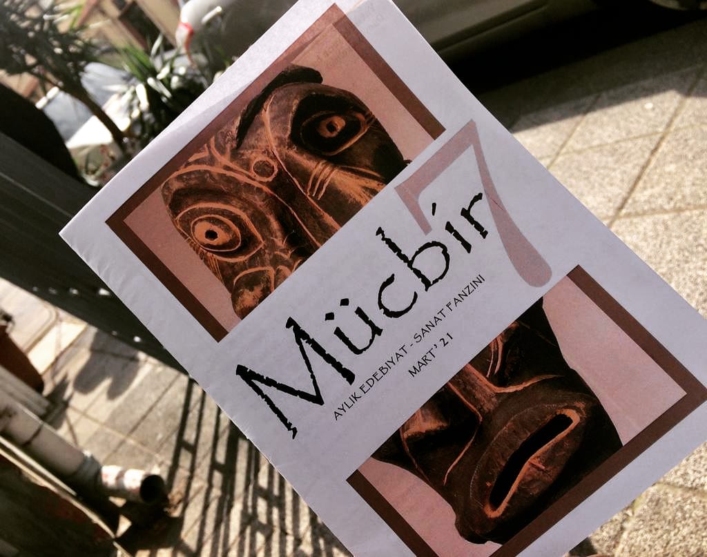 Yazıyor yazıyoor Mücbir Fanzin yazıyor 🥳 Mücbir'in 7. Sayısı çıktı, güzel bir sayının hazırlıkları içindeyiz bir süredir, kendimizi geliştirmeye,  paylaşımlarımızın niteliğini arttırmaya çalışıyoruz, daha çok okuyucuya ulaşmak istiyoruz!
Yeni sayımıza bloğumuzdan ulaşabilirsiniz