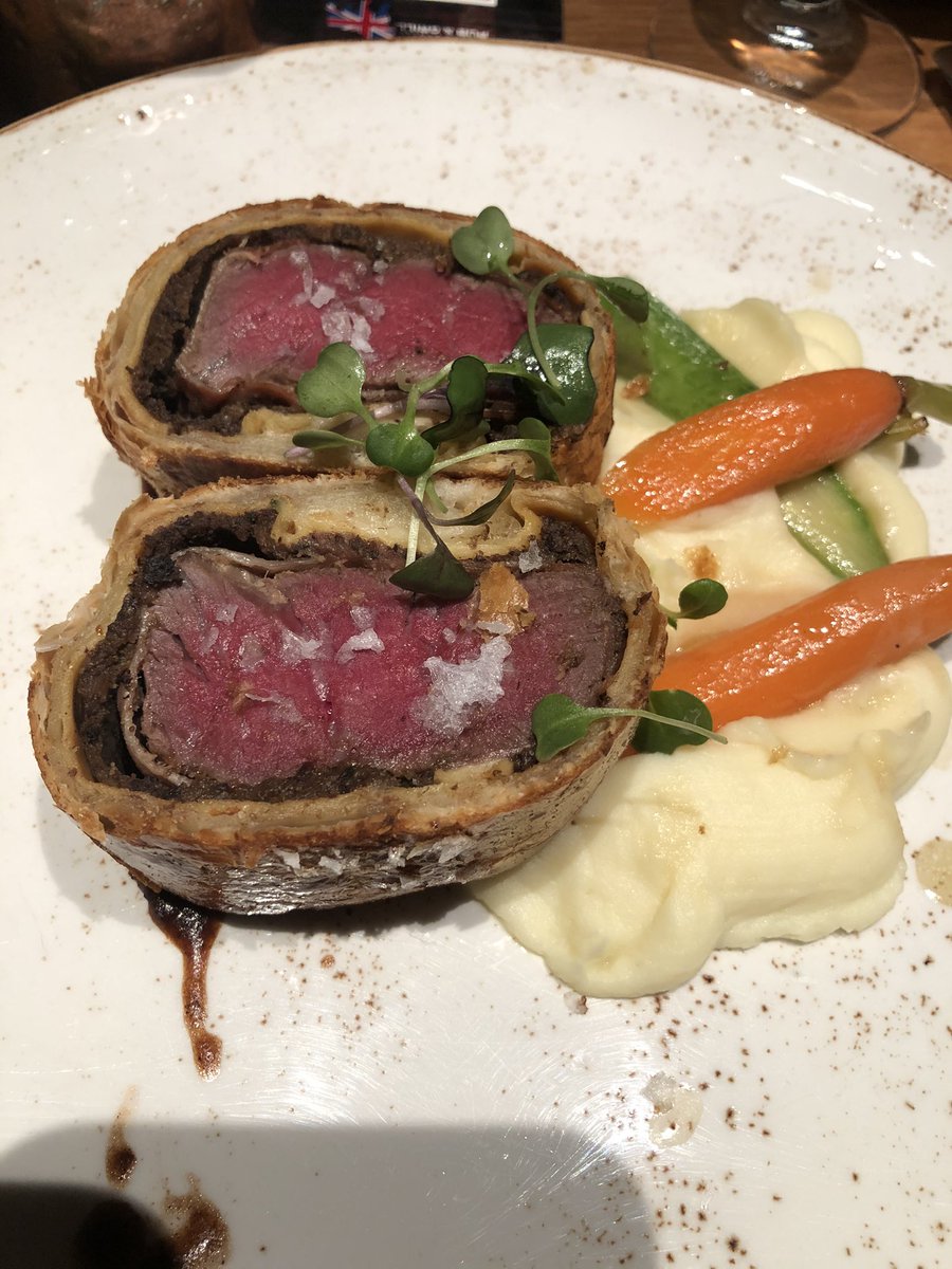 Winter Vacation Day 3 dinner... I’m now a big favorite in my get fat(ter) plan. Gordon Ramsay’s Beef Wellington did not disappoint. https://t.co/8GszuNQ3pF