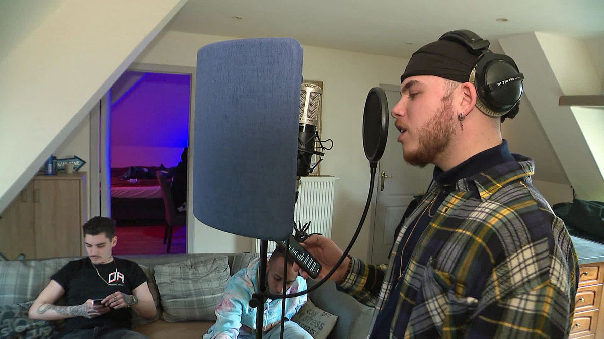 roubaix's tweet photo. #MercrediMusique "@skriz_off, le rappeur qui puise dans la ville de #Roubaix la source de son flow" via @franceinfo https://t.co/Ph7GhnTmc5 🎤 https://t.co/baOMlYwVHa