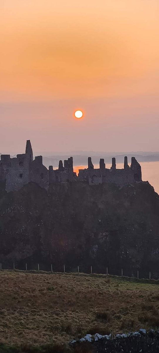 The spectacular sunset forms a dramatic backdrop at Dunluce Castle 
#weather #sunset #causewaycoast #visitcauseway #dunluce #dunlucecastle #marchsunset #causewaycoastandglens