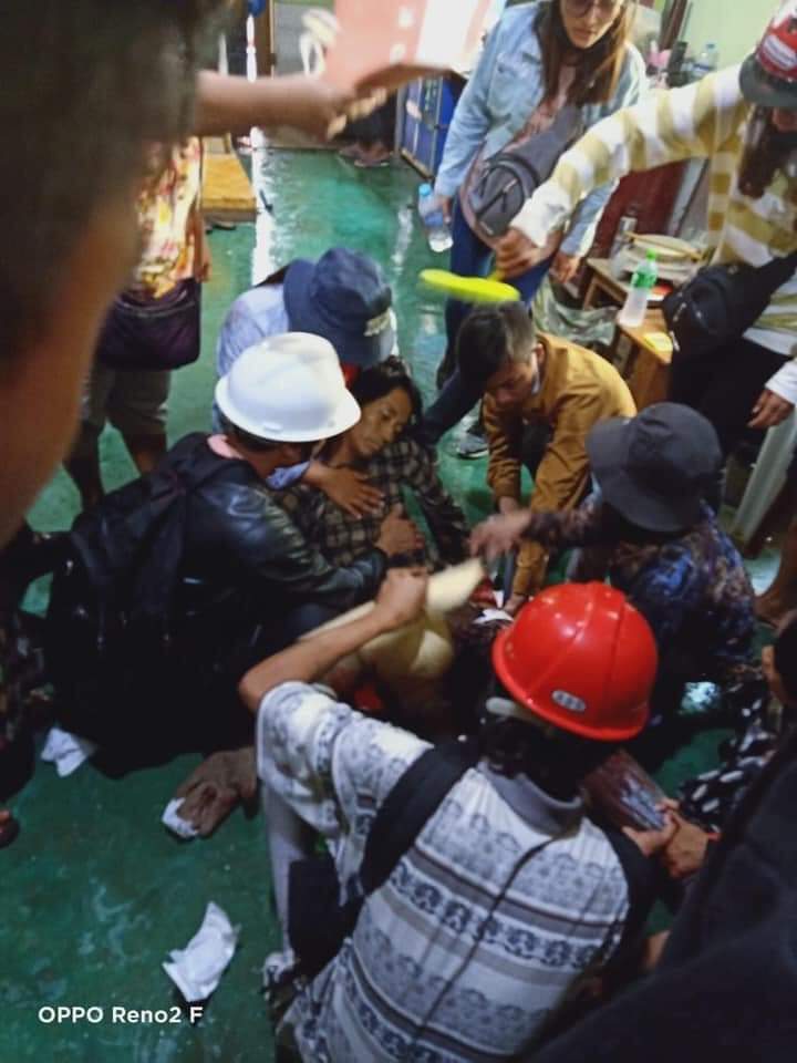 HtetWA3's tweet photo. @mrattkthu Twitter Team

TW// gunshots, Death
Monywa March 3
At least five people were seriously injured when live rubber bullets were fired at a confrontation at the top of Union Road and Red Pagoda Road. Two of them passed away! @RapporteurUn
@KenRoth
#WhatsHappeninglnMyanmar https://t.co/tujmTDzSX4