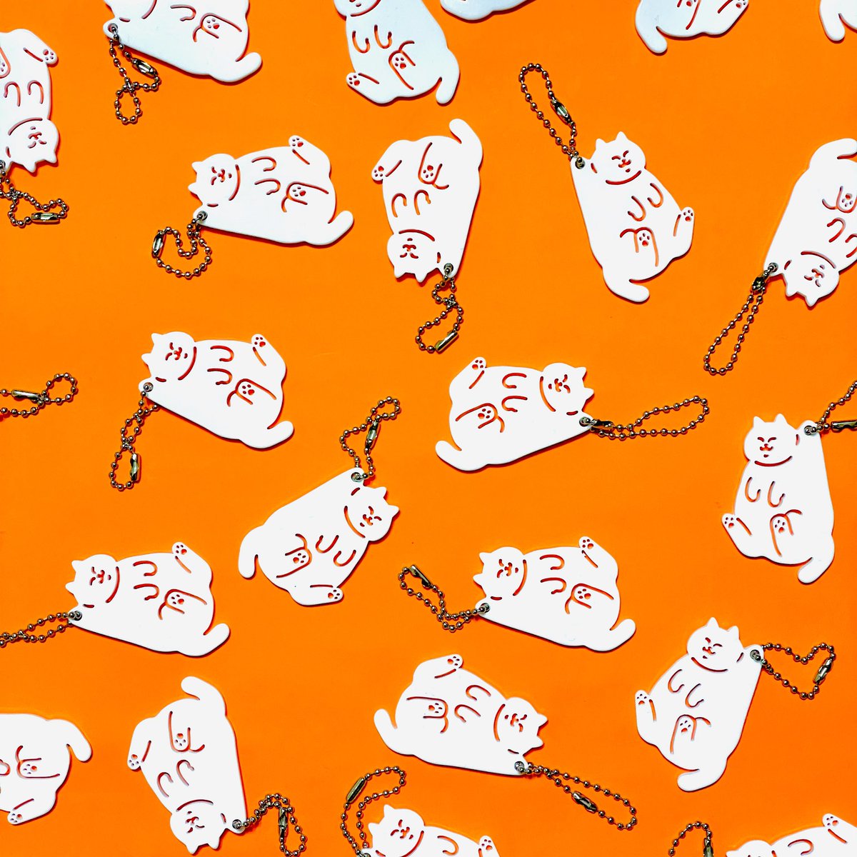 🎊신상품 출시🎊
그립톡은 아크릴 조각을 손수 커팅해 짜맞추고 각인을 새겨 넣은 고급품입니다. 
아크릴 키링은 목덜미가 물리면 아기 고양이 시절이 생각나 얌전해진다는 고양이의 습성을 듣고 떠올린 디자인입니다.
그립톡 - smartstore.naver.com/fatcatgoods/pr…
키링 - smartstore.naver.com/fatcatgoods/pr…