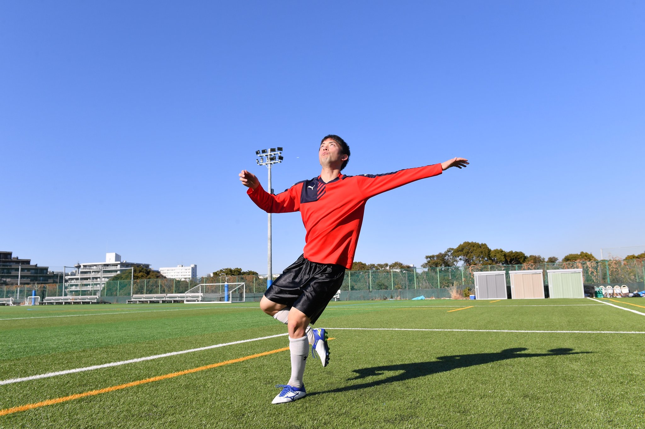 平田 雄大 ゼロからの進撃 著 進撃のy Japanfoot 版元 Kadokawa 発売まで あと16日 今回の本では撮影のため 縁のある横浜国立大学サッカーグラウンドをお借りしました ボレーシュートのバチボコかっこいい写真も載っています 撮影