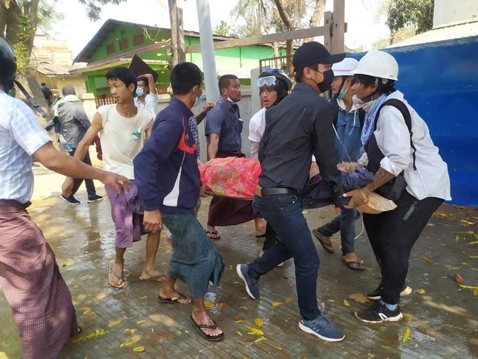 alwaysbinic's tweet photo. Tw//blood military terrorists  use real bullet at Monywa, Myanmar. At least 3 civilians injured seriously 
 @UN_HRC @hrw  @UN @NATO @KenRoth @RapporteurUn @freya_cole

JUSTICE FOR MYANMAR

#Mar3Coup
#WhatsHappeningInMyanmar https://t.co/HSdaJPABqX