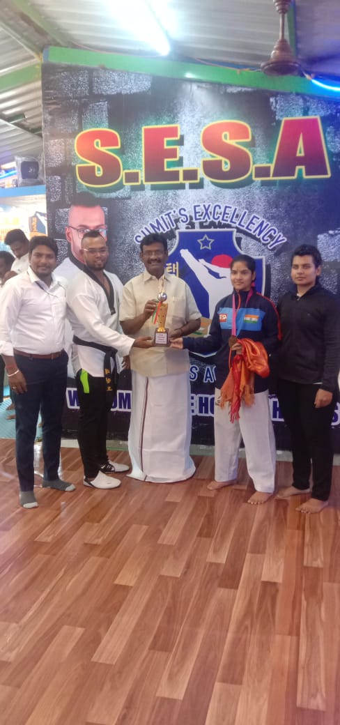 Avadi_Nasar's tweet photo. SESA Academy சார்பில் நடைப்பெற்ற தற்காப்பு கலையில் தேசிய அளவிய பங்குபெற்று வெற்றி பெற்ற மாணவ மாணவிகளுக்கு ள் பரிசுகள் வழங்கி வாழ்த்துகளையும் பாரட்டுகளையும் தெரிவித்தப் போது..
#Avadi https://t.co/1MQ1tln95E