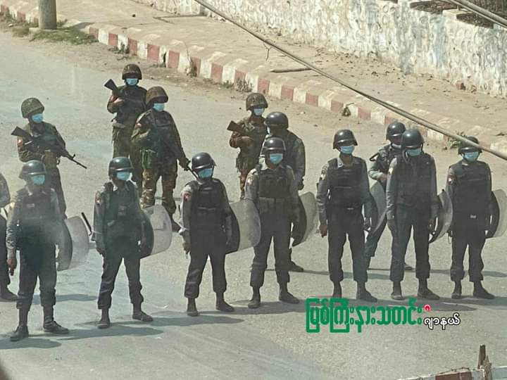 POLICES ARE REALLY TRASH. 
#WhatsHappeningInMyanmar 
#HearTheVoiceOfMyammar