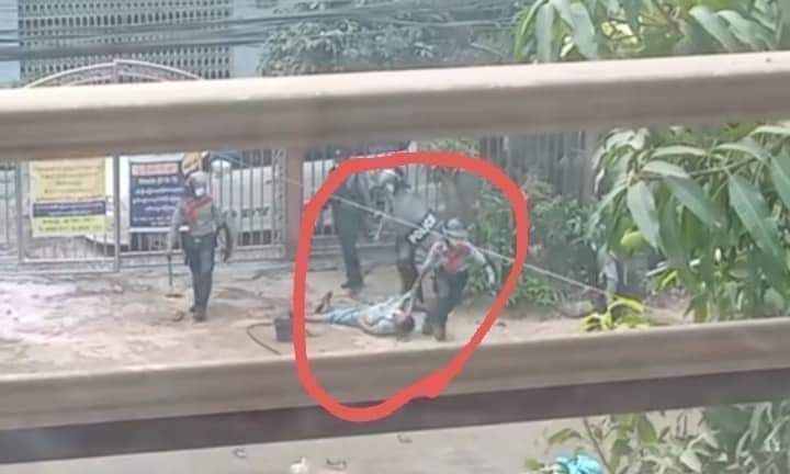 Are they Human being? I can't believe. How they can do like that to civilian.
PS: He was shot by Junta's Police😭😭
#Mar3Coup
#WhatsHappeningInMyanmar
#OpCCP
<a href="/UN_HRC/">UN Human Rights Council</a> <a href="/freya_cole/">Freya Cole</a> <a href="/SAdamsR2P/">Simon Adams</a>