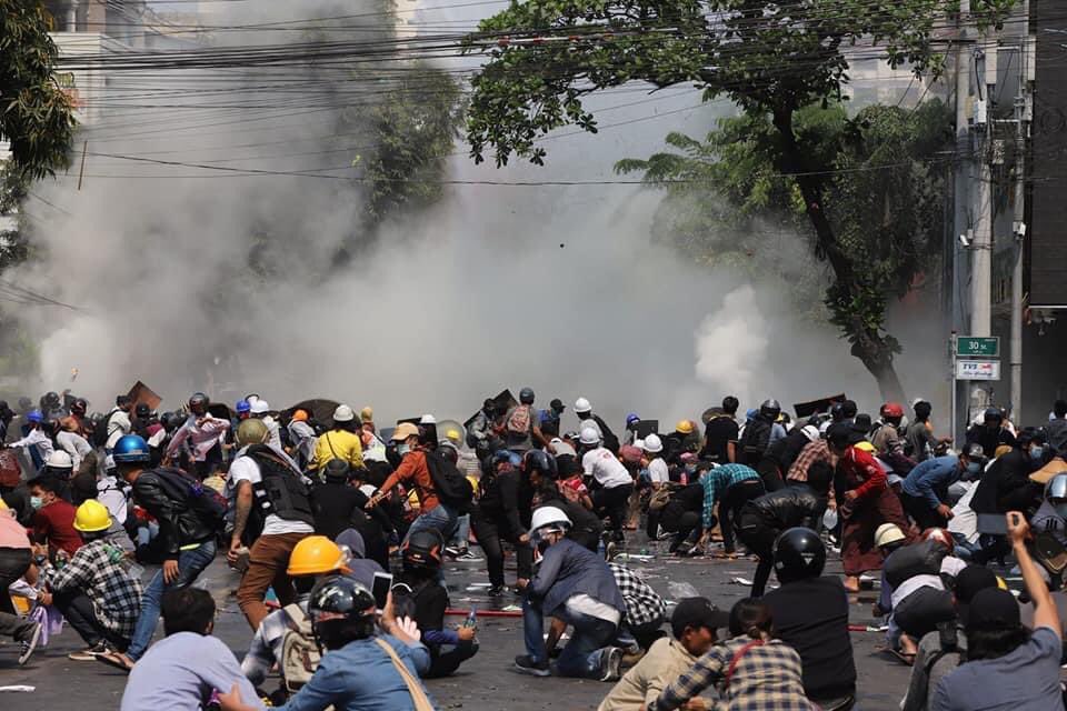 hannayuri_twt's tweet photo. TW//Blood, Gunshot, Death, Violence

BREAKING :2 people shot dead in Mandalay
1 Male (shot in chest) &amp; 19-year-old girl (shot in head)died on the spot after violent attack by terrorist forces in an attempt to disperse the protest in Mandalay
#WhatsHappeningInMyanmar https://t.co/hiCCNHazWO