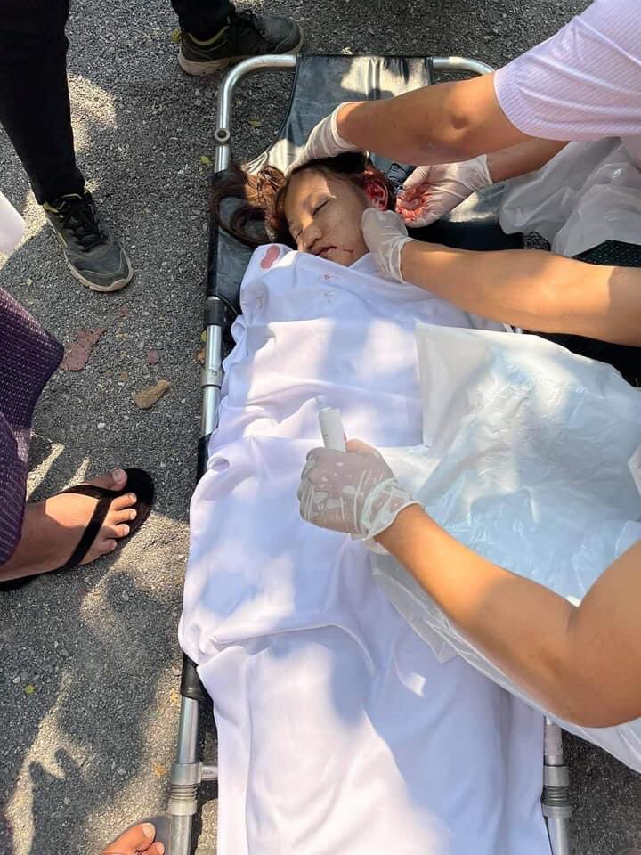 hannayuri_twt's tweet photo. TW//Blood, Gunshot, Death, Violence

BREAKING :2 people shot dead in Mandalay
1 Male (shot in chest) &amp; 19-year-old girl (shot in head)died on the spot after violent attack by terrorist forces in an attempt to disperse the protest in Mandalay
#WhatsHappeningInMyanmar https://t.co/hiCCNHazWO