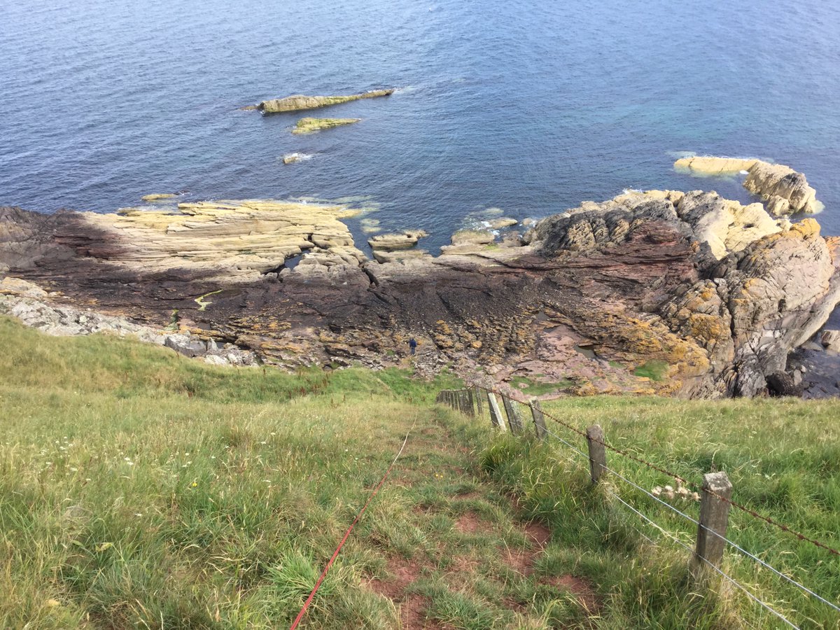 batidivulga's tweet photo. 6- En junio de 1788, #Hutton arribó en barca a ese saliente rocoso formado por capas de #arenisca roja del #Devónico superior discordantes sobre unas #grauvacas del #Silúrico inferior. A bordo le acompañaban el propio #Playfair y James #Hal, otro geólogo escocés. https://t.co/cKaq3JRurK