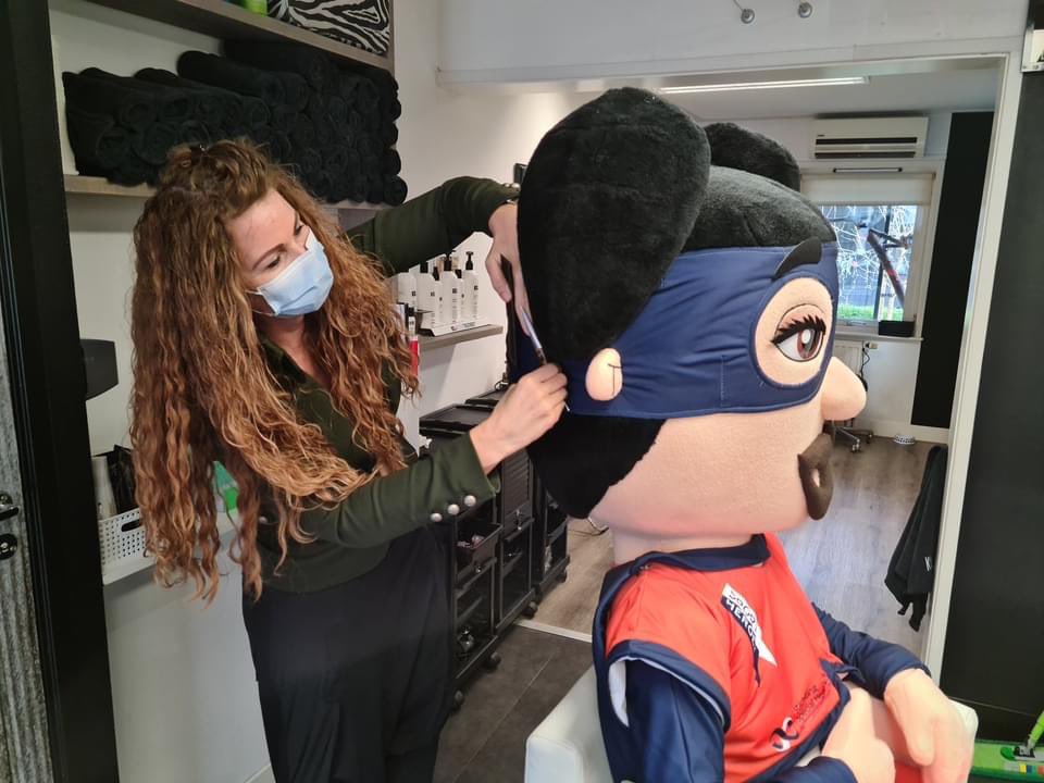 specialheroes's tweet photo. De kappers zijn weer open en onze mascotte Vita greep gelijk haar kans!
Vita moet er namelijk tiptop uit zien, want ze is zich aan het voorbereiden op iets leuks! Wat precies? Dat houden we nog even geheim, maar blijf onze socials in de gaten houden... 😉
#iedereenkaneenheldzijn https://t.co/vxwvcTznDJ