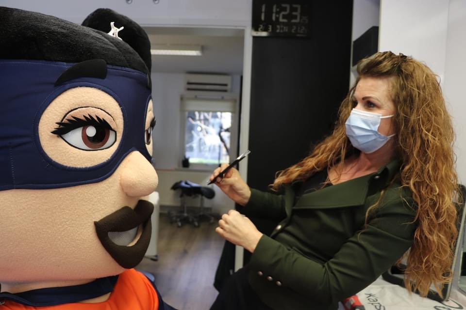 specialheroes's tweet photo. De kappers zijn weer open en onze mascotte Vita greep gelijk haar kans!
Vita moet er namelijk tiptop uit zien, want ze is zich aan het voorbereiden op iets leuks! Wat precies? Dat houden we nog even geheim, maar blijf onze socials in de gaten houden... 😉
#iedereenkaneenheldzijn https://t.co/vxwvcTznDJ